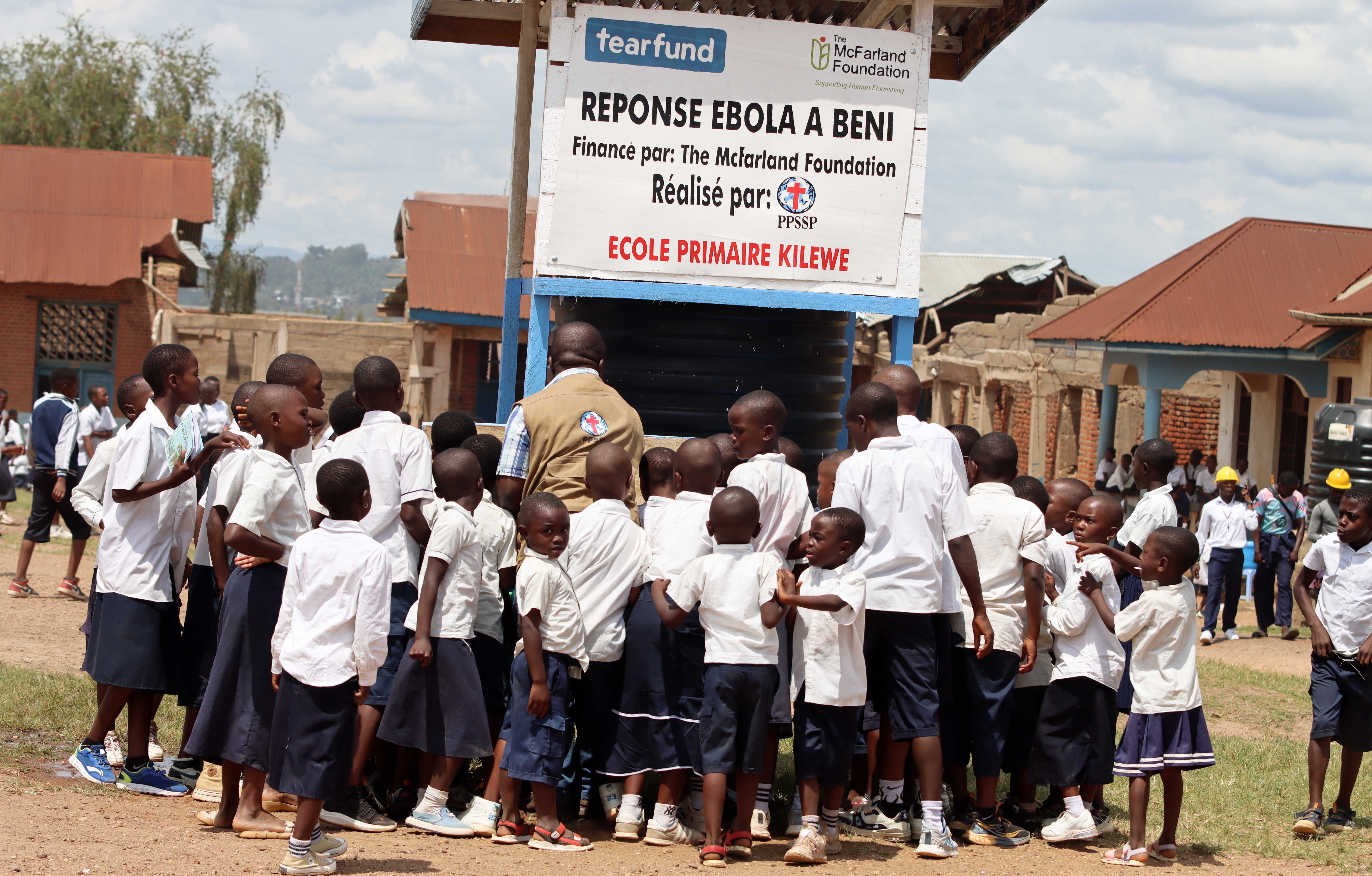 Rien ne doit éteindre l´avenir : face à la menace Ebola dans les écoles de Beni, The McFarland foundation et Tearfund activent une riposte de choc avec le PPSSP